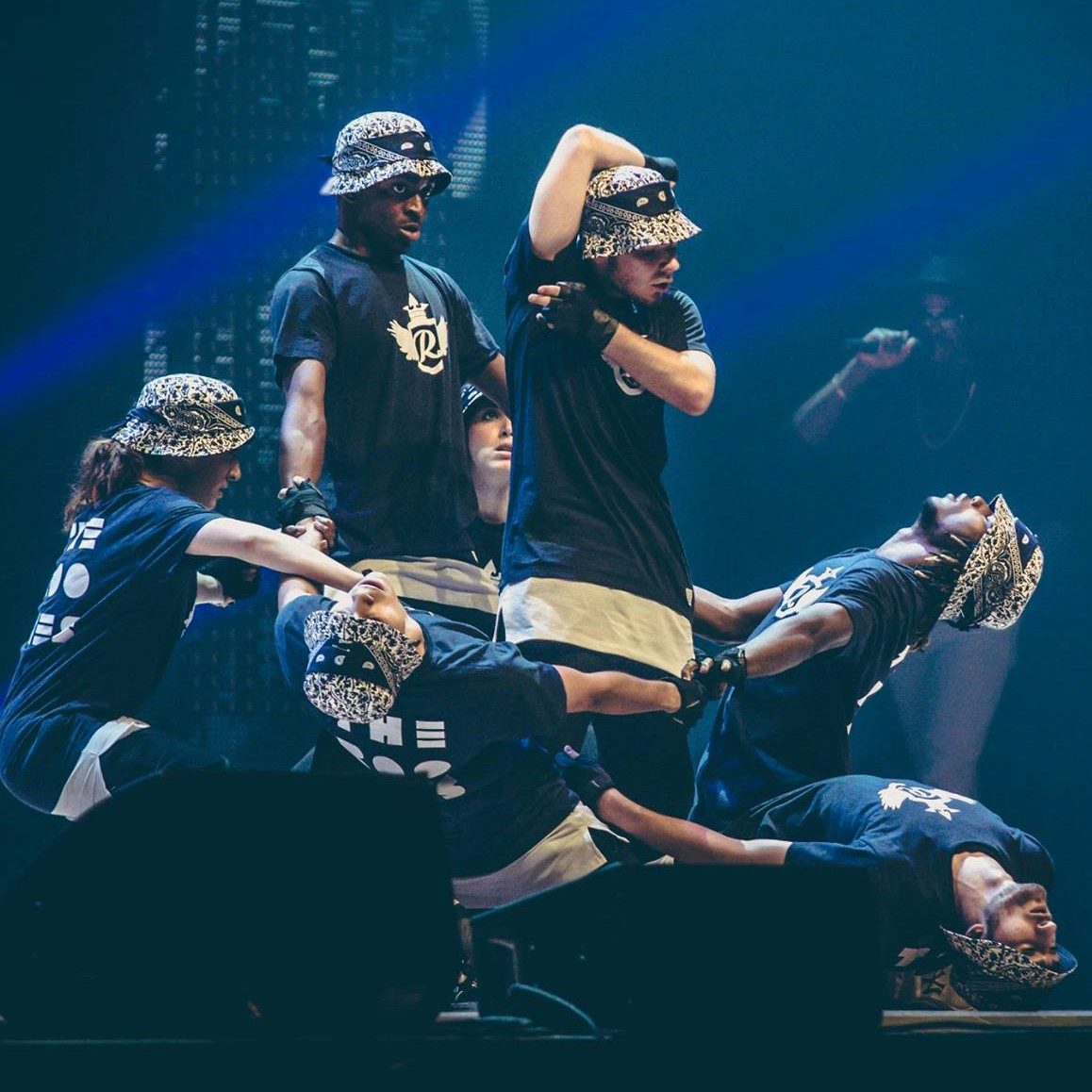 Danseur de "Street Dance" Des danseurs exécutant une chorégraphie dynamique sur scène.
